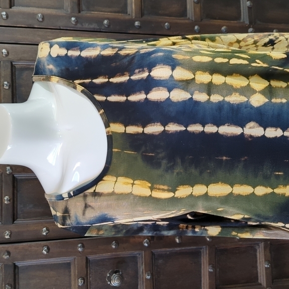 𝅺SZ M gorgeous tie-dye colors, long sleeve super soft with lace panel on back - Picture 2 of 7